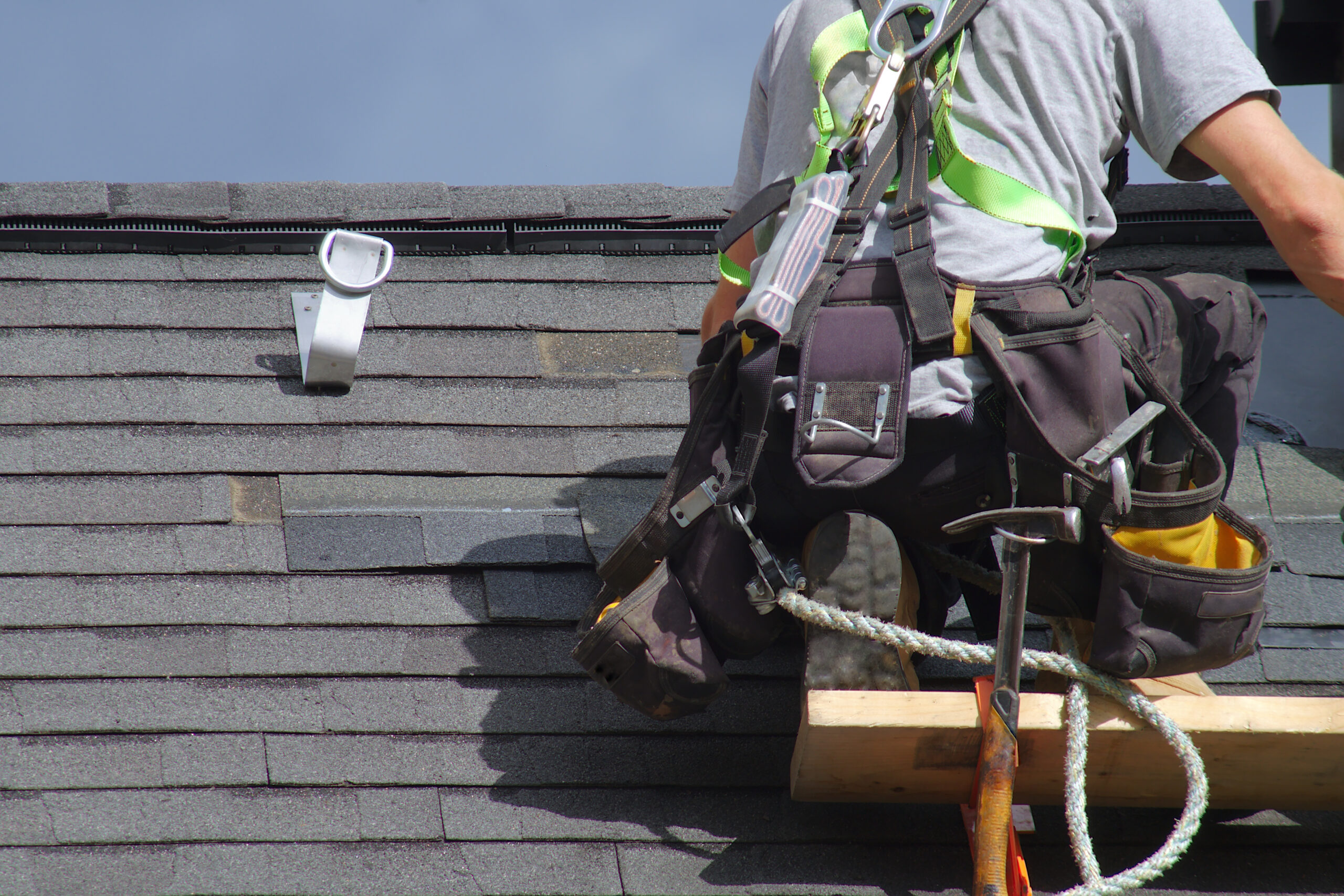 Roof Repair vs Replacement